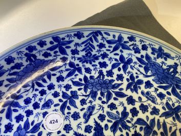 Un plat en porcelaine de Chine en bleu et blanc &agrave; d&eacute;cor floral, Kangxi